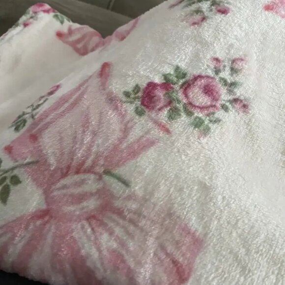 {NEW} Soft & Cozy Pink Floral Flannel Throw Blanket - Picture 8 of 9